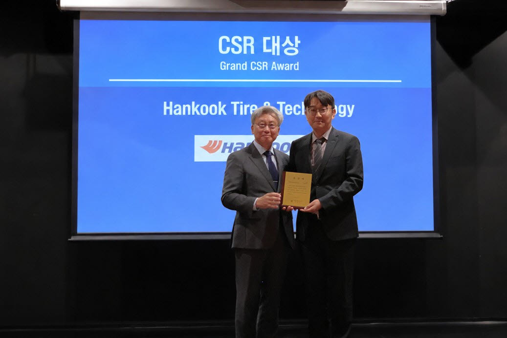 박철민 주헝가리 대한민국대사(왼쪽)와 김형규 한국타이어 헝가리공장 HR 팀장이 지난 18일(현지시간) 헝가리 부다페스트에서 열린 ‘제2회 헝가리 진출기업 CSR 활동 시상식’에서 기념촬영하고 있다. (사진=한국타이어)