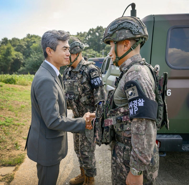 강신철 국방부 장관이 취임 후 첫 현장 지도로 23일 육군 제25보병사단을 방문해 장병들을 격려하고 있다. [국방부 제공]