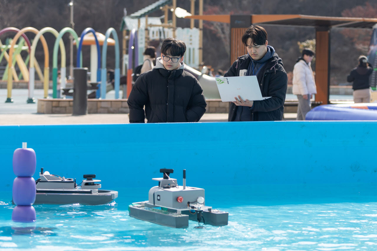 부산대가 주최한 '2026 스마트선박페스티벌'에서 부산대 조선해양공학과 학생들이 직접 제작한 자율운항 모형선을 시연하고 있다.(사진=부산대)