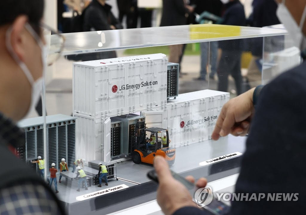 지난 2022년 3월 17일 서울 강남구 코엑스에서 열린 2차전지 등 배터리 전문 전시 '인터배터리 2022'를 찾은 관람객들이 전시된 이동식 에너지 저장소(ESS) 모형을 살펴보고 있다. (사진=연합뉴스)