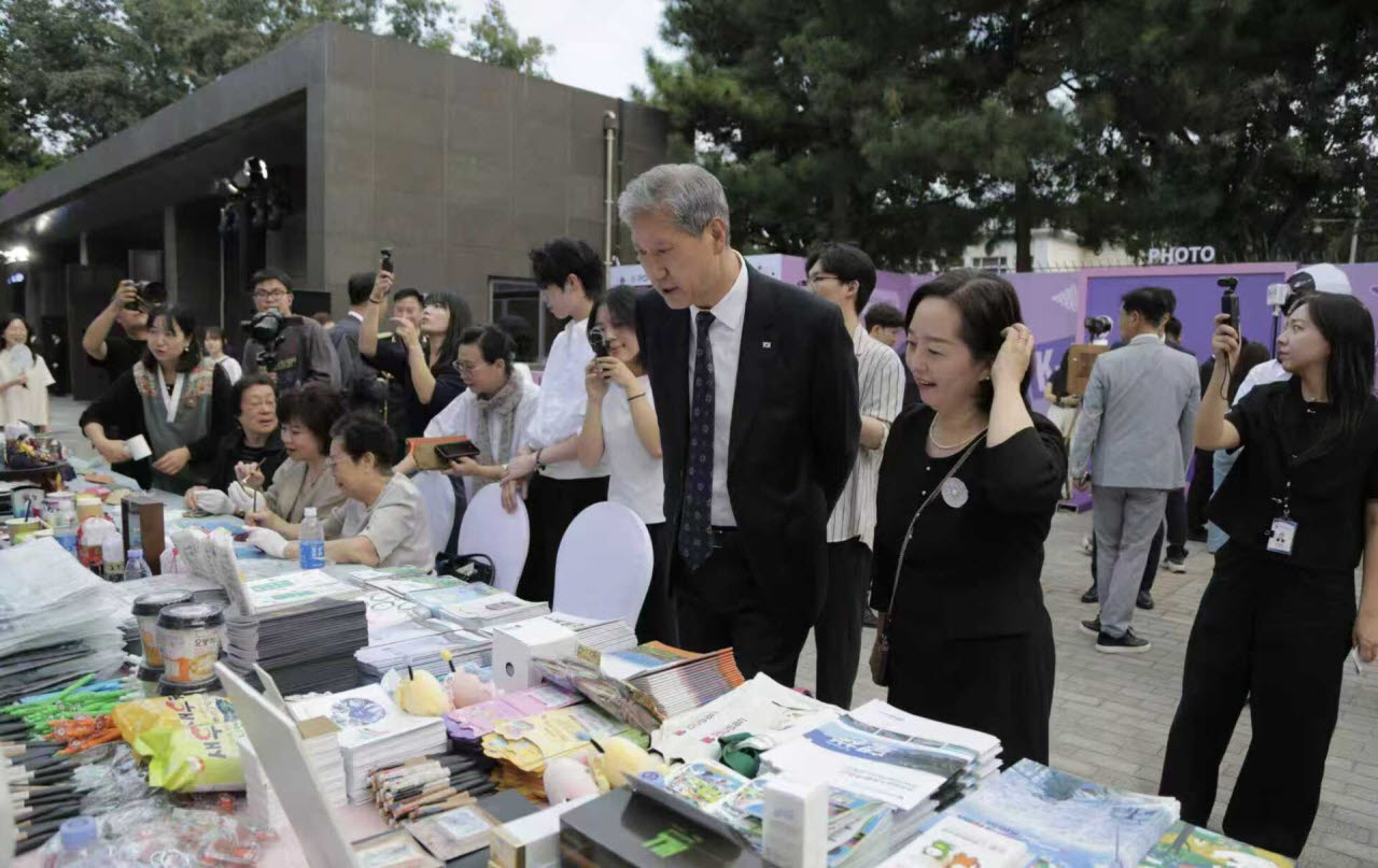 노재헌(가운데) 주중대사가 지난 22일 베이징 대사관저에서 열린 리셉션 행사 중 부스를 살펴보고 있다. (사진=주중한국대사관)