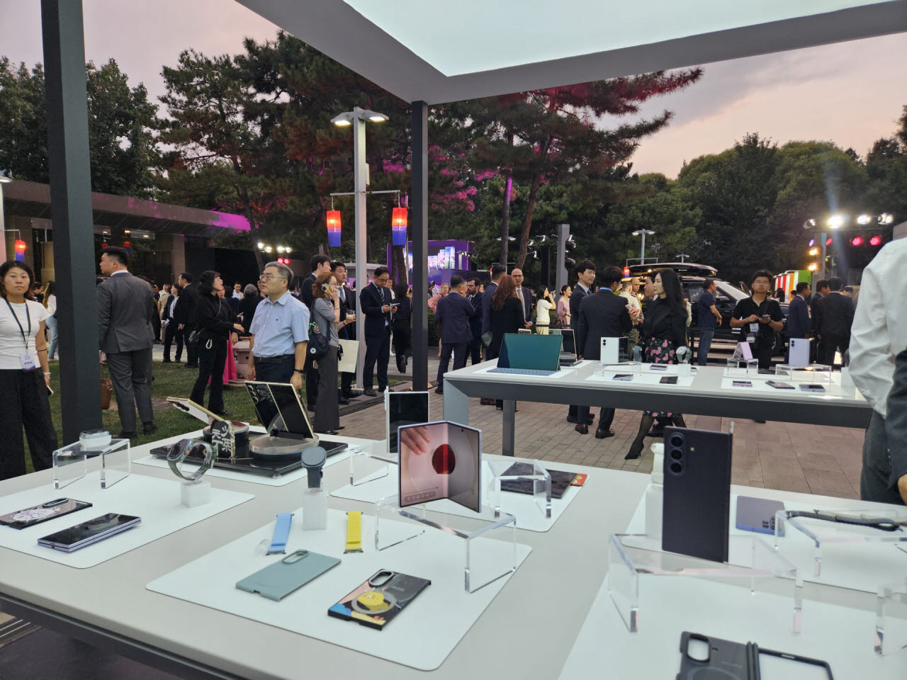 지난 22일 중국 베이징 주중대사관저에서 열린 ‘2026년 대한민국 제4358주년 개천절 및 제78주년 국군의 날 기념 리셉션’에 삼성전자 스마트폰이 전시돼있다. (사진=이데일리 이명철 특파원)