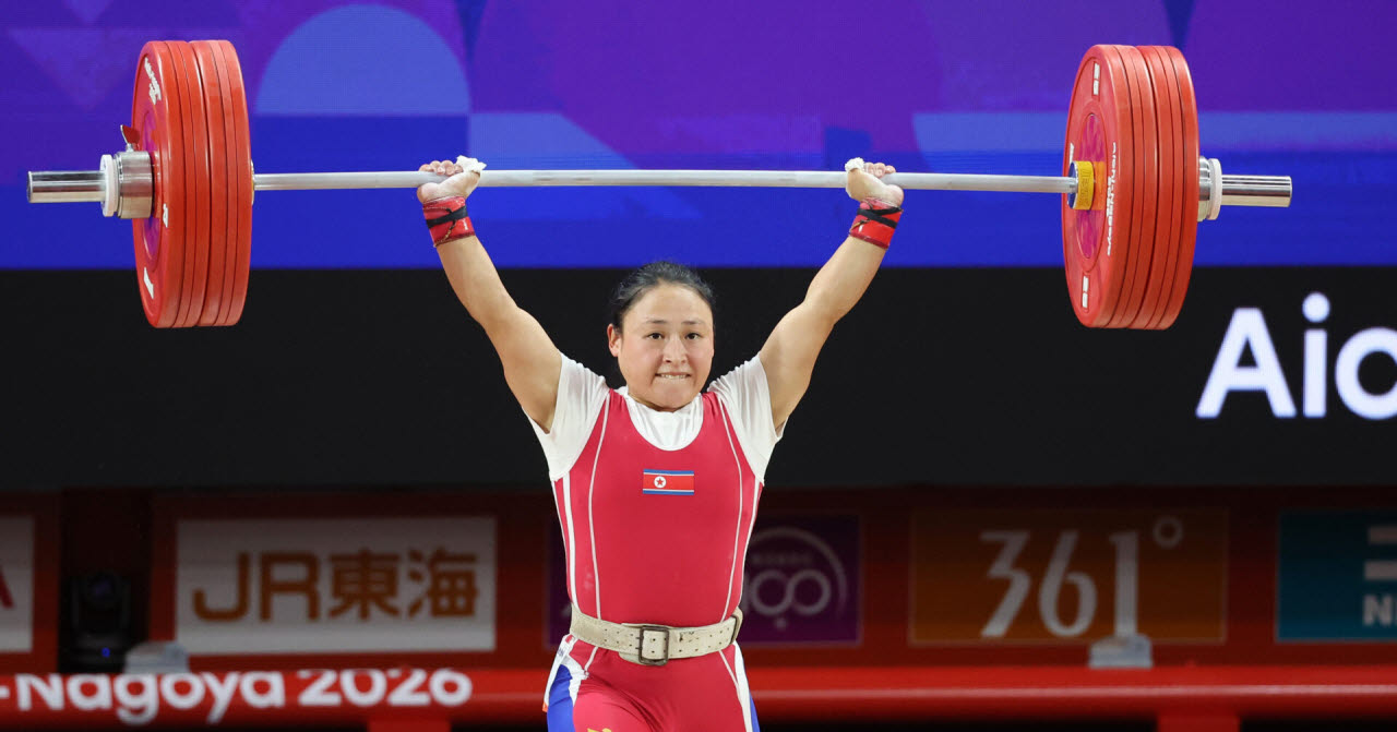 23일 일본 나고야 중소기업진흥회관에서 열린 2026 아이치·나고야 아시안게임 역도 여자 49㎏ 결승에서 북한 리성금이 용상 2차 시기에서 121kg을 들어 올리고 있다. 리성금은 인상 2차 시기 94kg, 용상 2차 시기 121kg를 성공하며 총합 215kg으로 금메달을 획득했다.(사진=연합뉴스)