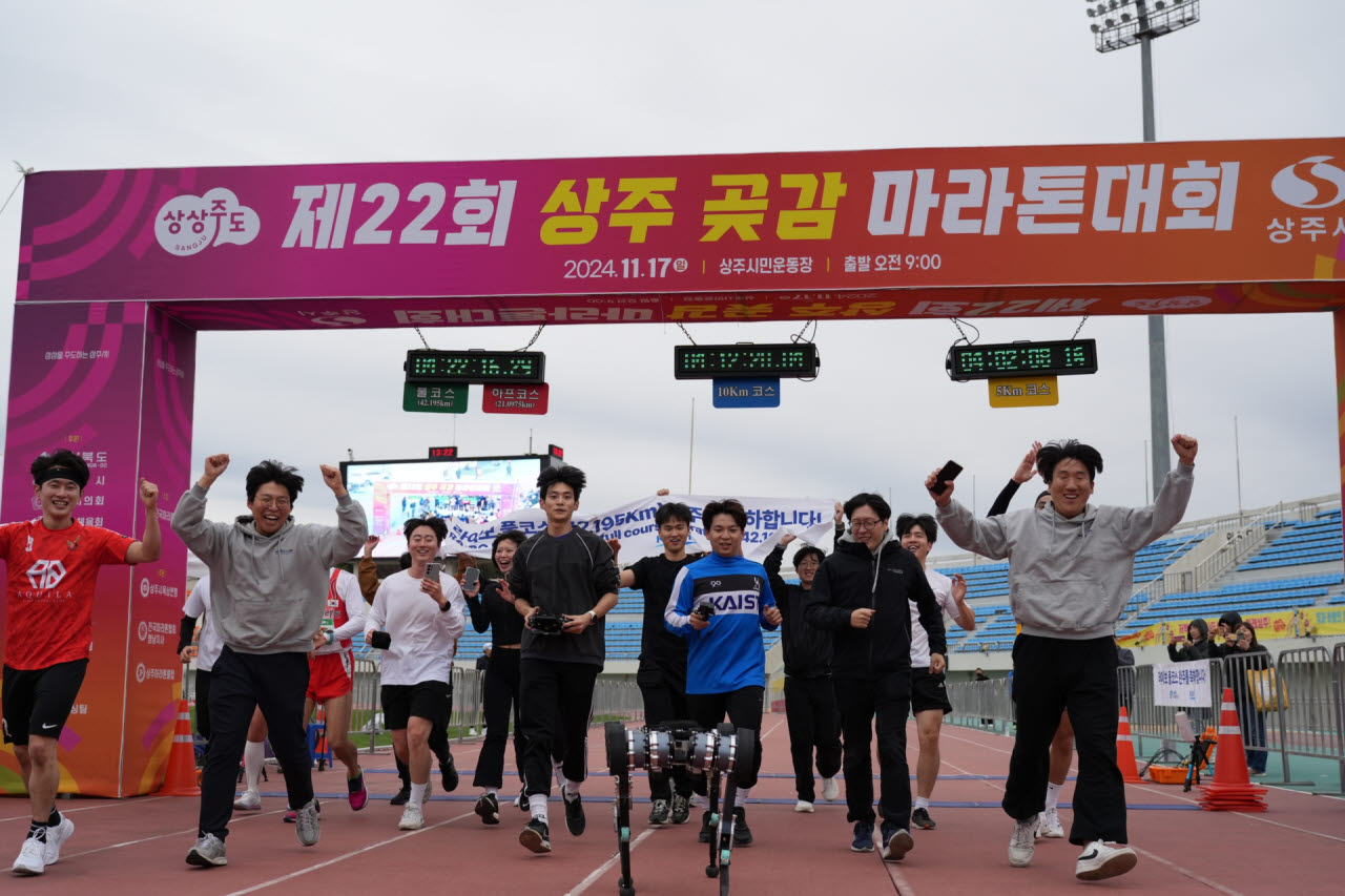 마라톤 완주 결승 지점 통과 시점 라이보2 및 참여 연구진 사진. 사진=KAIST