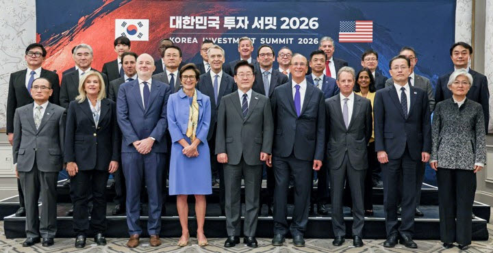 이재명 대통령이 23일(현지시간) 미국 뉴욕 한 호텔에서 열린 '대한민국 투자 서밋 2026' 행사에 앞서 참석자들과 기념촬영을 하고 있다. 앞줄 왼쪽부터 위성락 국가안보실장, 제니 존슨 프랭클린 템플턴 CEO, 엠마누엘 로만 핌코 CEO, 제인 프레이저 씨티그룹 CEO, 이재명 대통령, 래리 핑크 블랙록 회장, 티모시 가이트너 워버그 핀커스 회장, 이형일 부총리, 강경화 주미대사. (사진=연합뉴스)