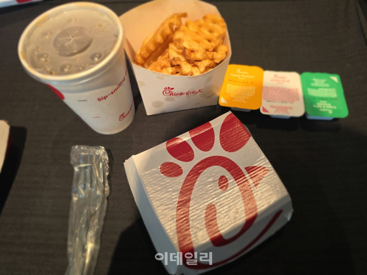 포장해 온 칙필레 스파이시 치킨 샌드위치 세트(meal). (사진=한광범 기자)