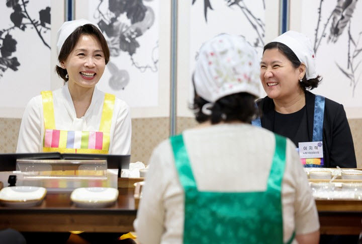 이재명 대통령과 뉴욕을 방문 중인 김혜경 여사가 23일(현지시간) 뉴욕한국문화원에서 열린 뉴욕가정상담소와 함께하는 추석맞이 송편 빚기 행사에서 참석자들과 대화하고 있다. (사진=연합뉴스)