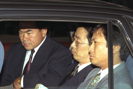 검찰은 1997년 5월 김영삼(YS) 대통령의 아들 김현철(가운데)씨를 구속했다. 현철씨를 태운 차가 대검찰청에서 구치소로 향하고 있다. (사진=연합뉴스)