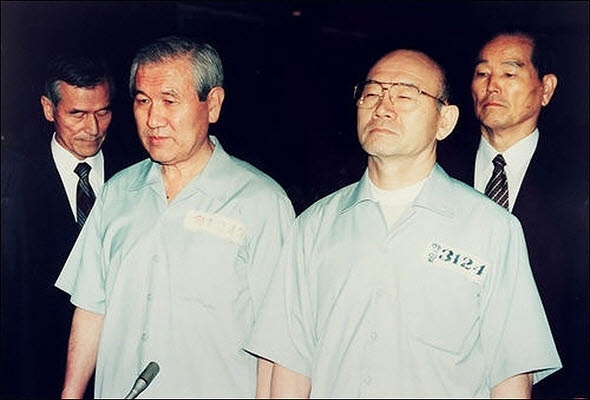 1996년 8월26일 수의를 입고 선고 공판을 기다리는 두 전직 대통령 전두환과 노태우. (사진=공동취재단)