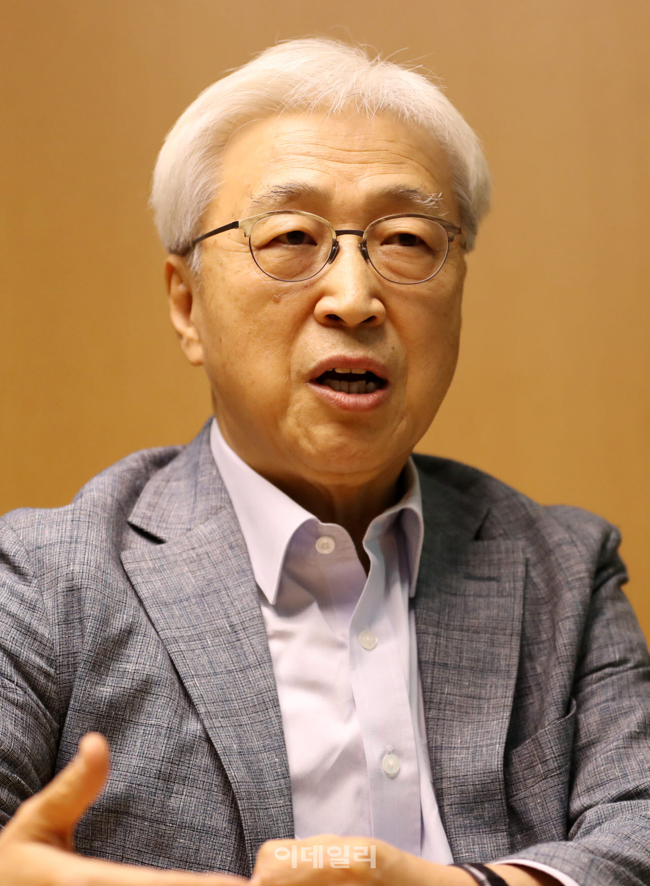 이인용 사단법인 온율 공동이사장은 앵커에서 물러난 뒤 정계의 러브콜을 받을 때마다 집안의 오래된 가르침을 떠올렸다. “1986년 아버지가 공직에서 퇴임한 뒤 내가 있던 미국에 오셨을 때 집안 이야기를 처음 자세히 들었다. 그때 석주 이상룡 선생의 존재도 제대로 알게 됐다. 직접 연좌제에 걸릴 만큼 가까운 촌수는 아니었지만 집안은 오랫동안 숨을 죽이며 살아야 했다. 아버지는 할아버지가 남긴 ‘너는 당을 하지 말아라’는 말을 내게도 전해주셨다. 그 말이 오래 남았다. 이후 정치부 기자를 하면서도 권력과 너무 가까워지는 것을 늘 경계했고, 정계 진출 제안을 받을 때도 자연스럽게 그 말을 떠올렸다.”(사진=김태형 기자)