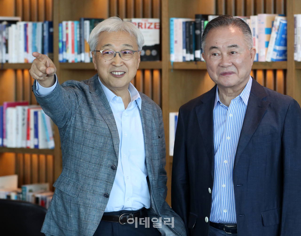 이인용 이사장과 예종석 대기자가 나란히 포즈를 취하고 있다. (사진=김태형 기자)