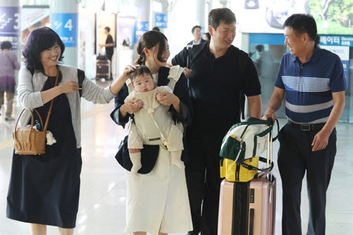 추석을 맞이해 한 자리에 모인 가족들이 서로를 반기며 환하게 웃고 있다.(사진=연합뉴스)