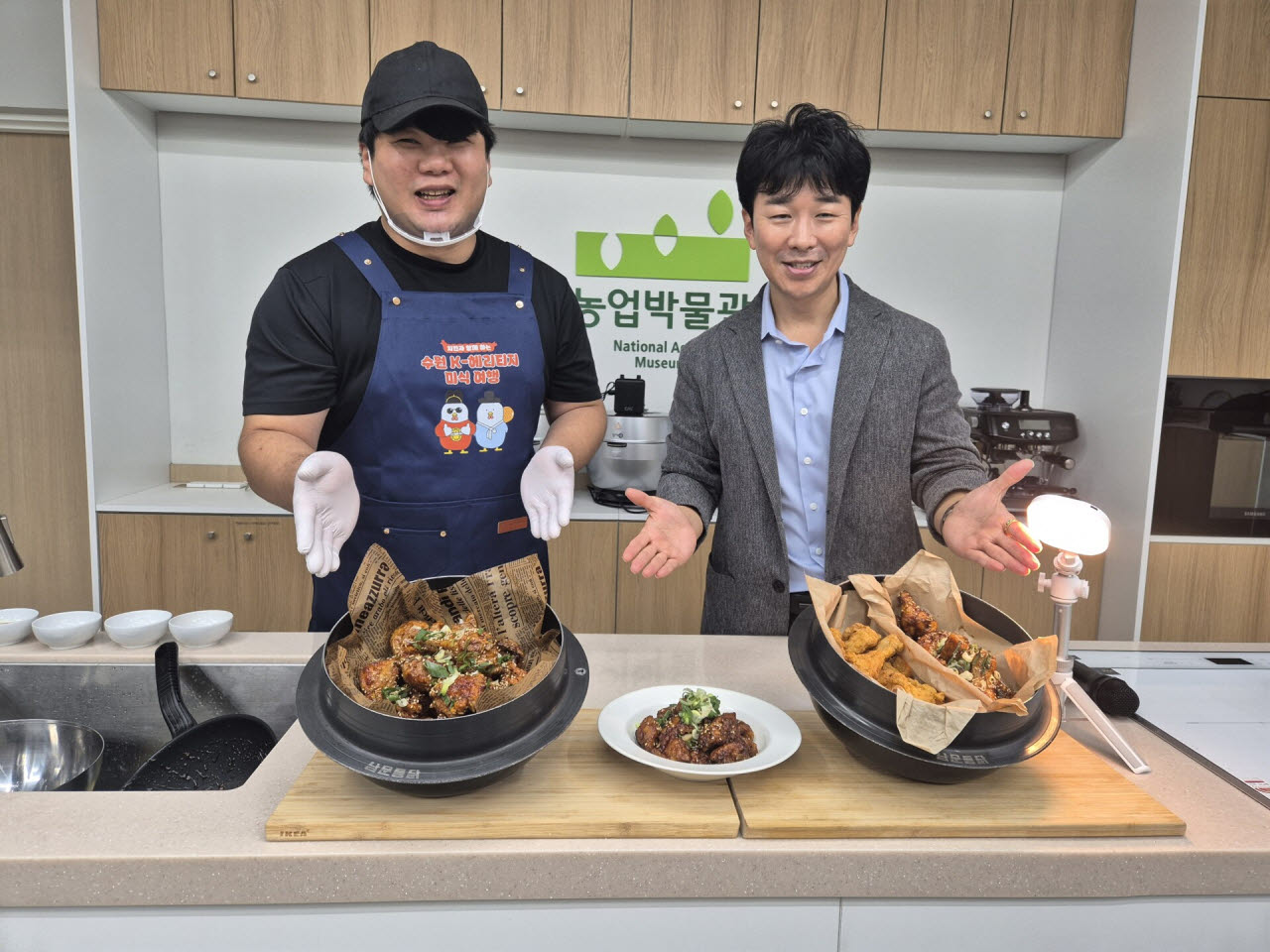 남문통닭 김경재 대표와 이재준 매니저 (사진=오희나 기자)