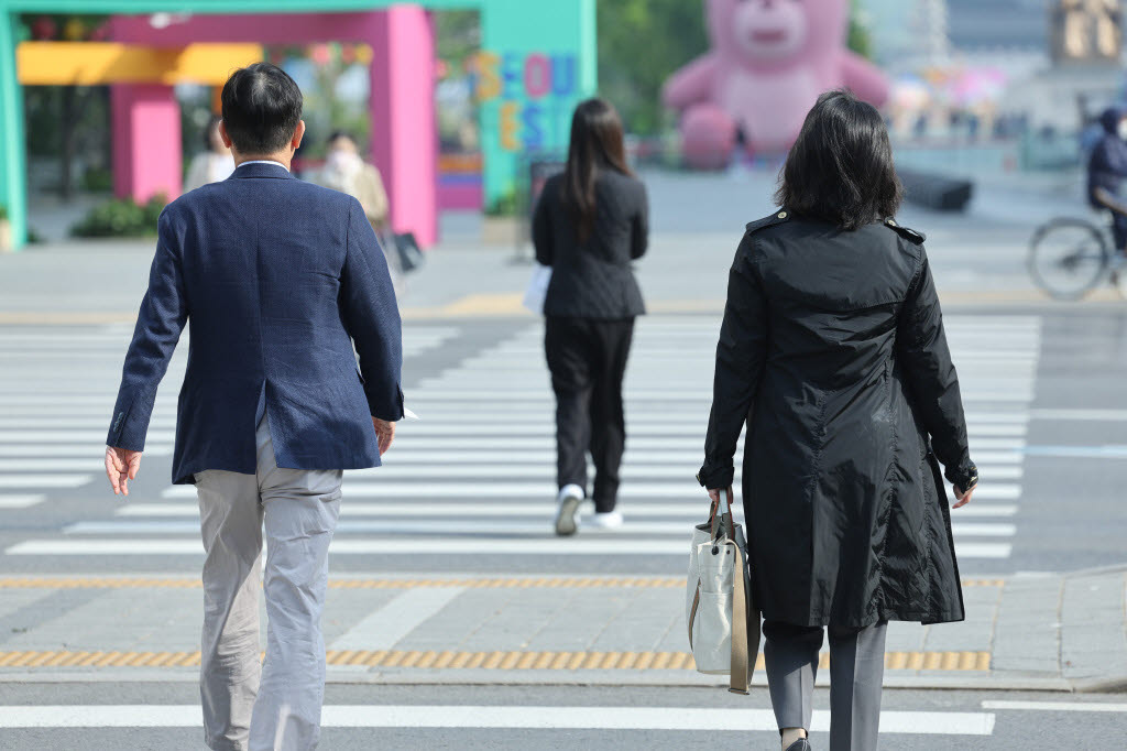 출근하는 직장인_[연합뉴스 자료사진]