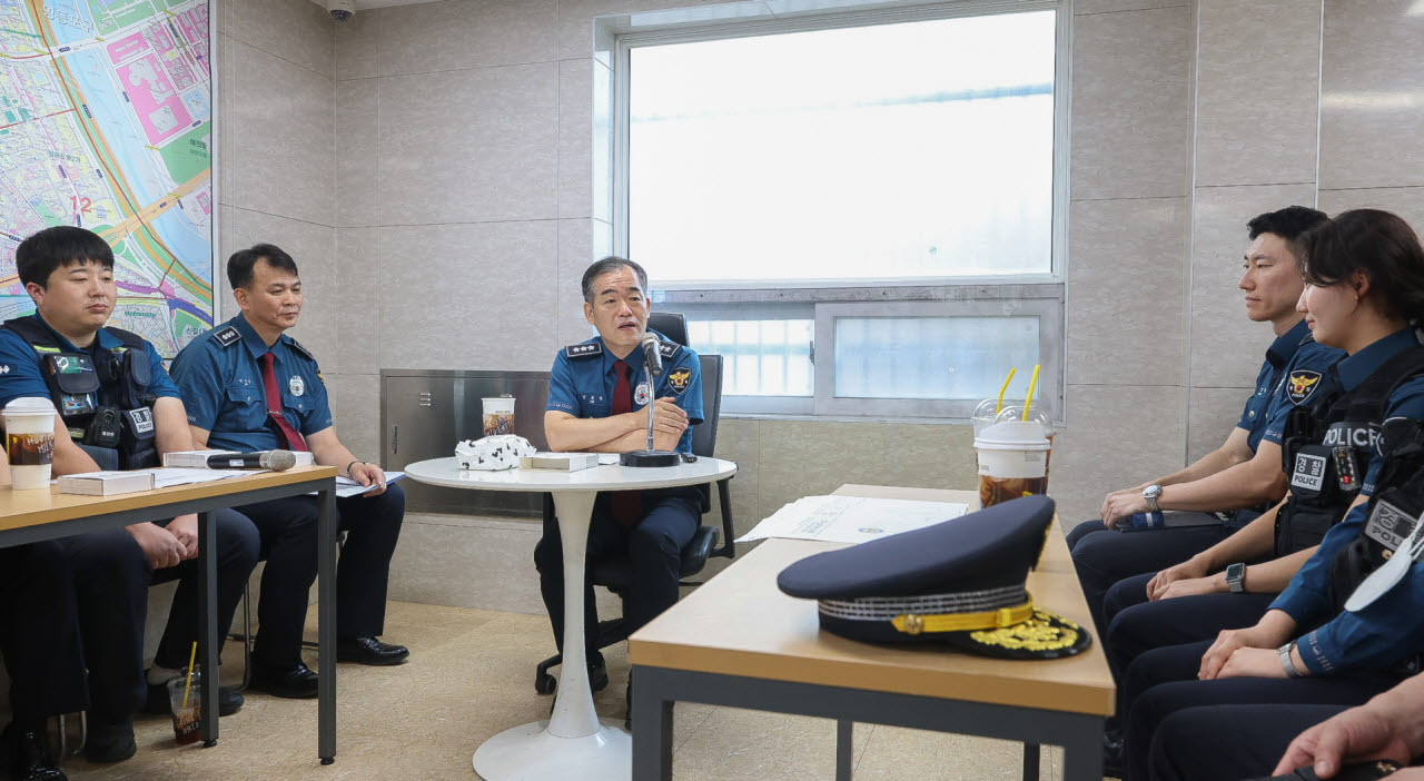 김종철 경찰청장 직무대행은 추석 연휴를 앞둔 23일 서울 영등포경찰서 중앙지구대를 방문해 민생치안 대책을 점검했다. (사진=경찰청)