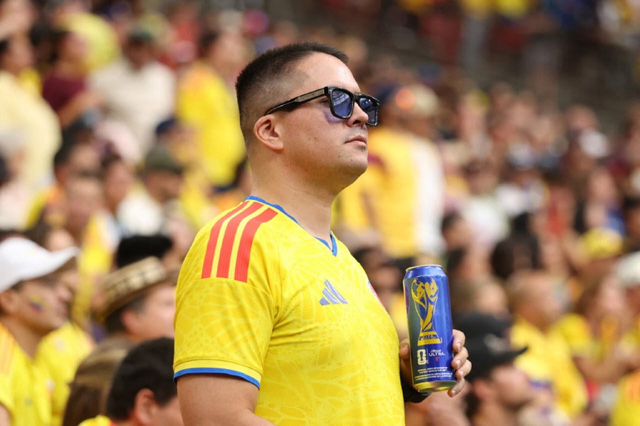 FIFA 월드컵에서 맥주를 마시면서 경기를 관전하는 축구팬. 사진=AFPBBNews