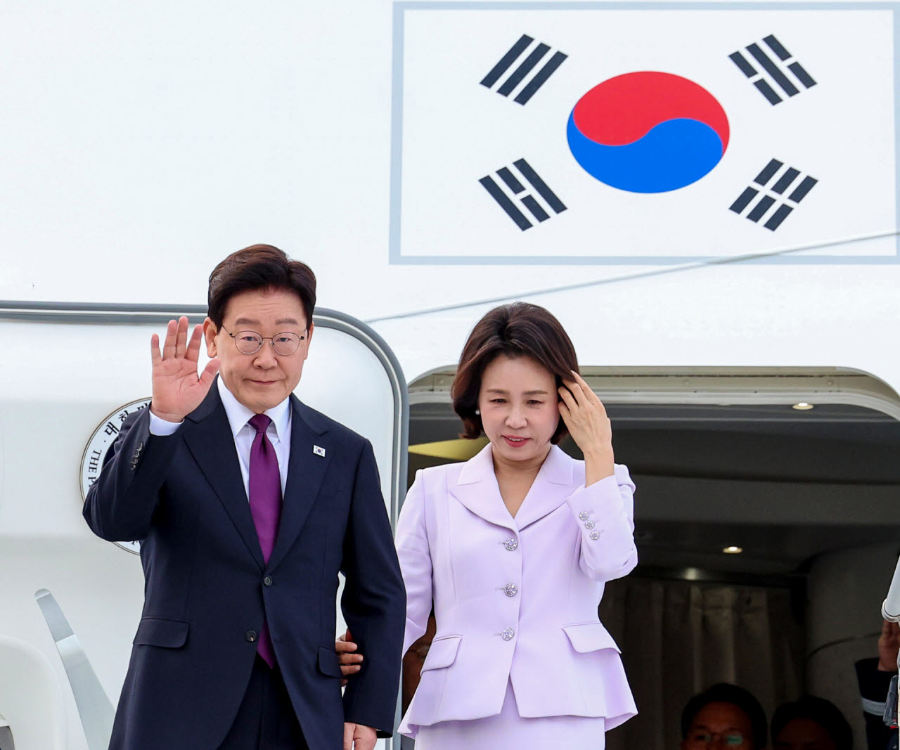 이재명 대통령과 김혜경 여사가 지난 21일(현지시간) 미국 뉴욕 JFK 국제공항에 도착해 인사하고 있다. (사진=연합뉴스)