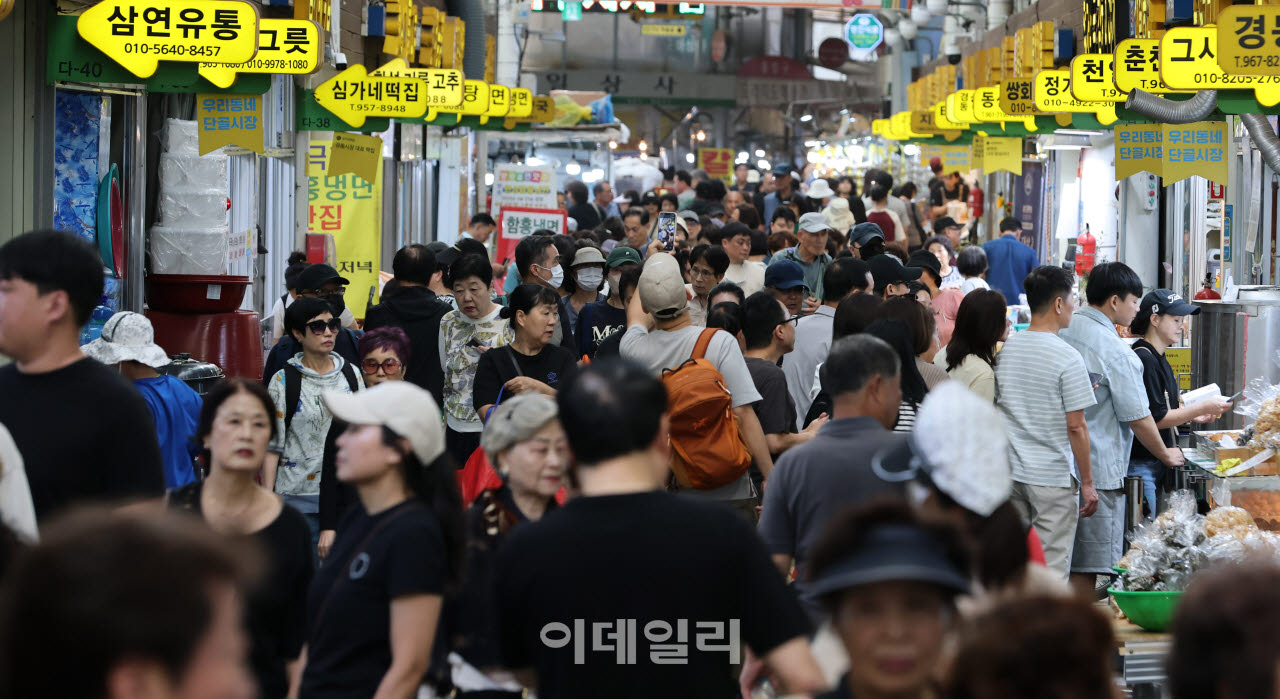 추석 연휴를 앞둔 20일 서울 동대문구 경동시장이 제수용품 구매를 위해 나온 시민들로 북적이고 있다. (사진=이데일리 방인권 기자)
