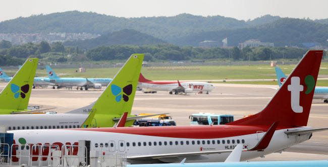김포국제공항 활주로에 LCC 소속 항공기들이 서 있는 모습. (사진=뉴시스)
