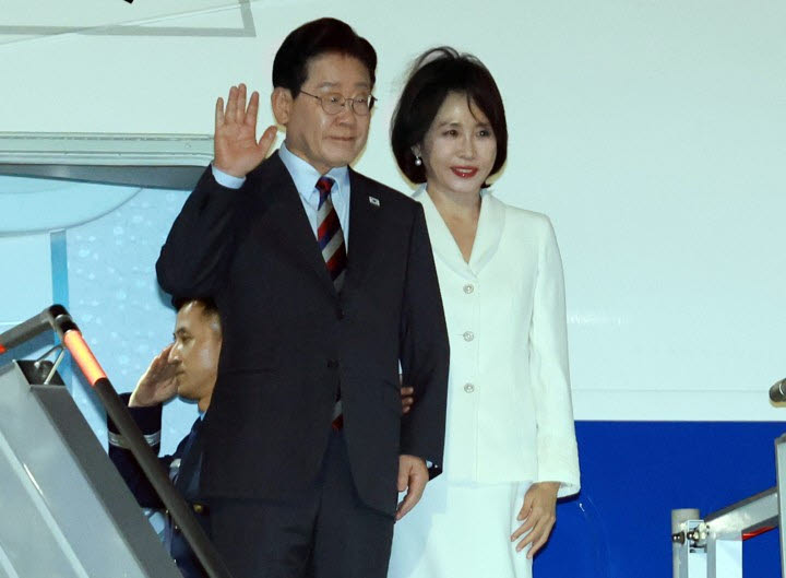 멕시코를 국빈방문한 이재명 대통령과 김혜경 여사가 23일(현지시간) 멕시코시티 펠리페 앙헬레스 국제공항에 도착한 공군 1호기에서 환영객에게 인사하고 있다. (사진=연합뉴스)
