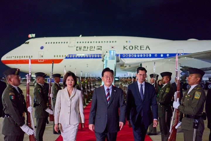 멕시코를 국빈방문한 이재명 대통령과 김혜경 여사가 23일(현지시간) 멕시코시티 펠리페 앙헬레스 국제공항에 도착한 공군 1호기에서 내려 이동하고 있다. (사진=연합뉴스)
