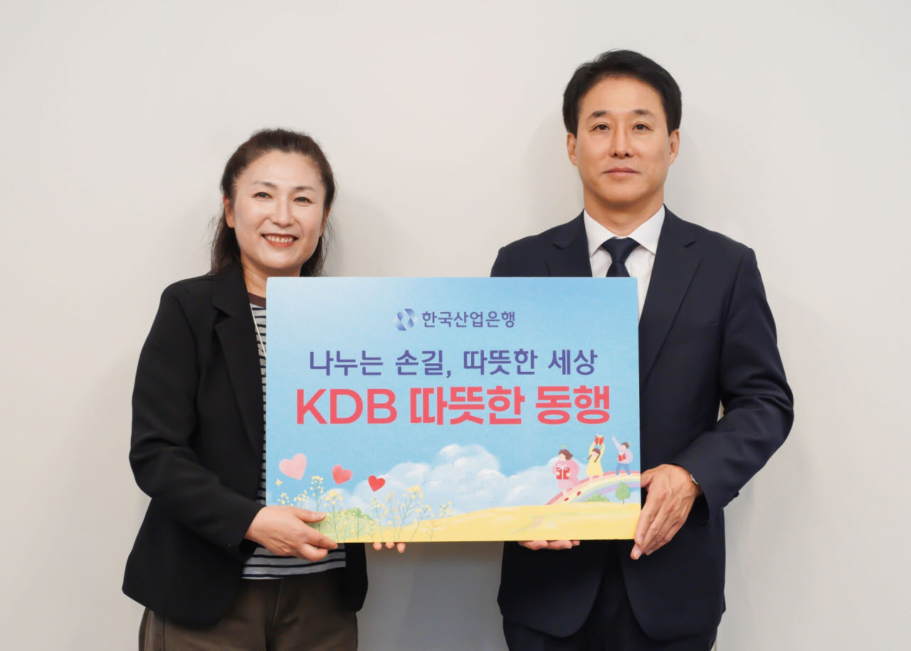 정용욱(오른쪽) 한국예술인복지재단 대표와 김은경 한국산업은행 사회공헌 팀장(사진=한국예술인복지재단).
