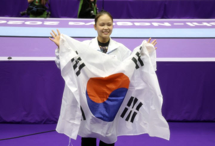24일 일본 나고야 종합체육관 레인보우홀에서 열린 2026 아이치·나고야 아시안게임 기계 체조 여자 도마 결승에서 금메달을 차지한 대한민국 여서정이 태극기를 들고 기뻐하고 있다. 사진=연합뉴스