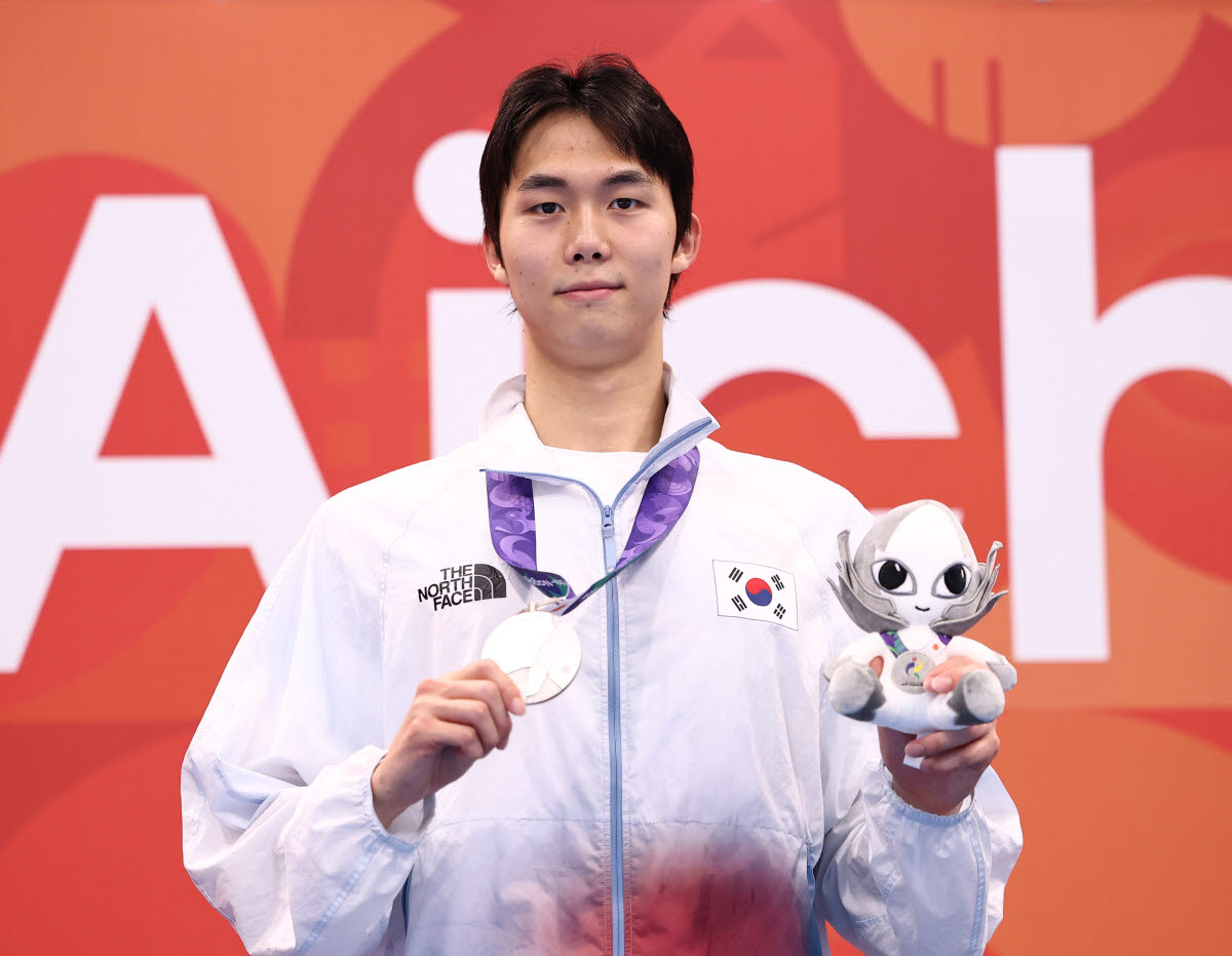 24일 도쿄 아쿠아틱스 센터에서 열린 2026 아이치·나고야 아시안게임 수영 남자 800m 자유형 결승. 7분43초86의 기록으로 공동 은메달을 획득한 한국 김준우가 메달을 들어보이고 있다. 사진=연합뉴스