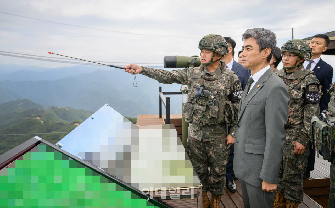 [포토]강신철 국방부 장관, 동부전선 최전방 군사대비태세 점검