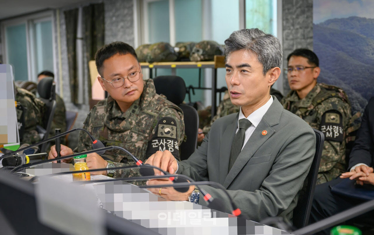 [포토]육군 제7보병사단 GOP대대 지휘통제실에서 작전상황을 보고받는 강신철 국방부 장관