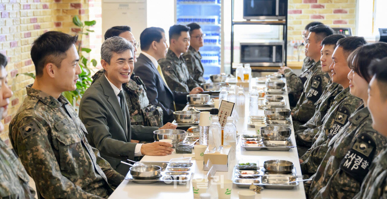 [포토]육군 제7보병사단 장병들과 오찬 함께하는 강신철 국방부 장관