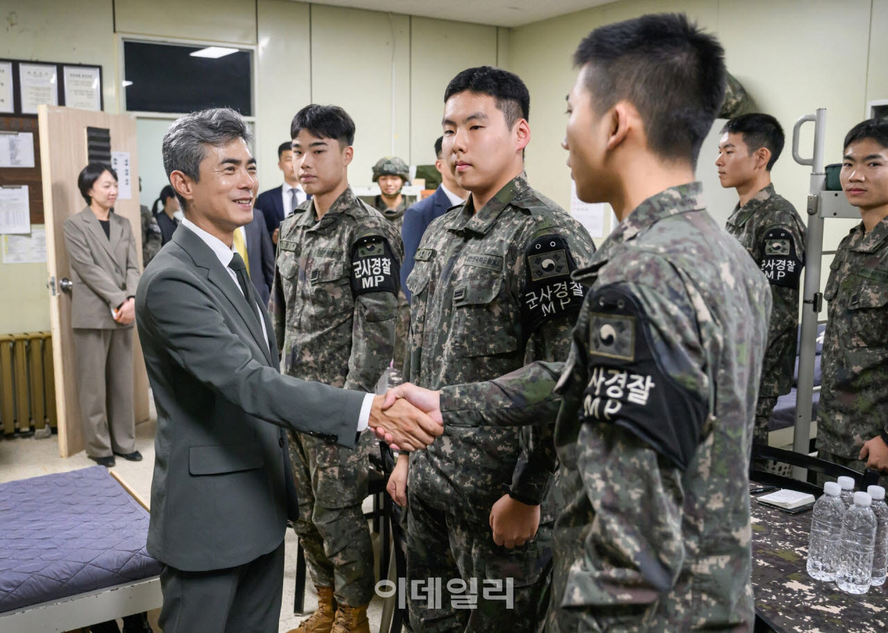 [포토]육군 제7보병사단 장병들 격려하는 강신철 국방부 장관