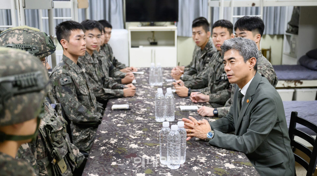 [포토]육군 제7보병사단 장병들과 간담회 갖는 강신철 국방부 장관