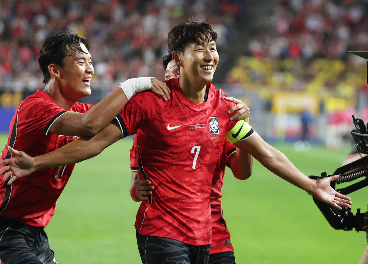 24일 경기도 수원월드컵경기장에서 열린 축구 국가대표팀 평가전 대한민국과 에콰도르의 경기. 한국 두 번째 골을 넣은 손흥민이 첫 번째 골을 넣은 오현규와 기뻐하고 있다. 사진=연합뉴스