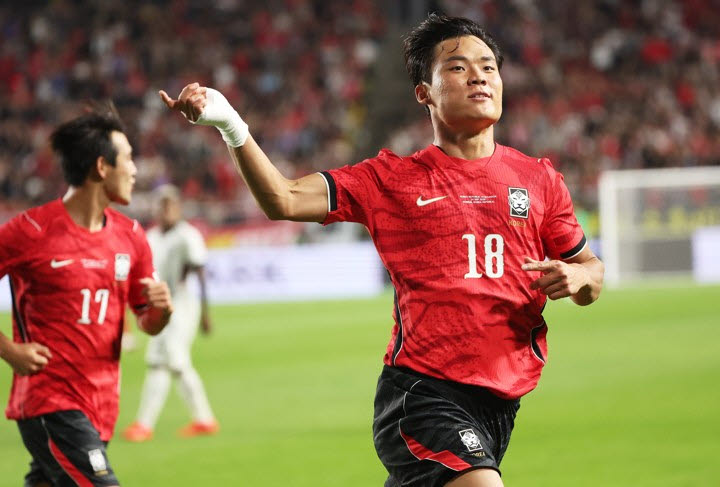 24일 경기도 수원월드컵경기장에서 열린 축구 국가대표팀 평가전 대한민국과 에콰도르의 경기. 한국 첫 번째 골을 넣은 오현규가 기뻐하고 있다. 사진=연합뉴스