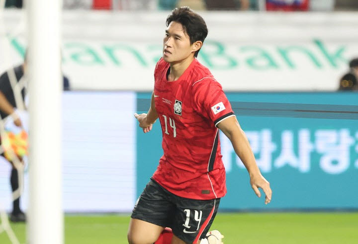 24일 경기도 수원월드컵경기장에서 열린 축구 국가대표팀 평가전 대한민국과 에콰도르의 경기. 한국 세 번째 골을 넣은 이동경이 기뻐하고 있다. 사진=연합뉴스