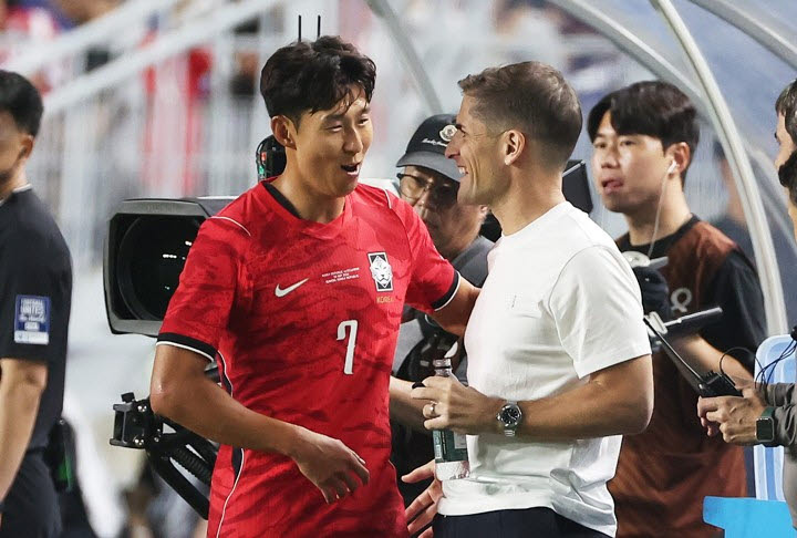 24일 경기도 수원월드컵경기장에서 열린 축구 국가대표팀 평가전 대한민국과 에콰도르의 경기. 한국 모레노 임시 감독이 교체된 손흥민과 환하게 웃고 있다. 사진=연합뉴스