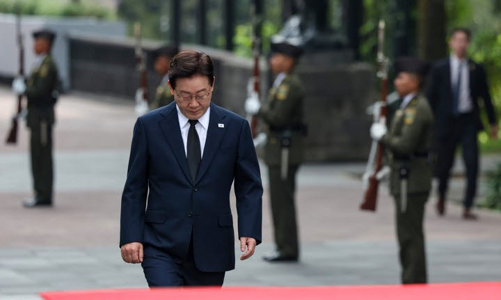 멕시코를 국빈방문 중인 이재명 대통령이 24일(현지시간) 멕시코시티 애국영웅탑에서 헌화를 위해 이동하고 있다. (사진=연합뉴스)