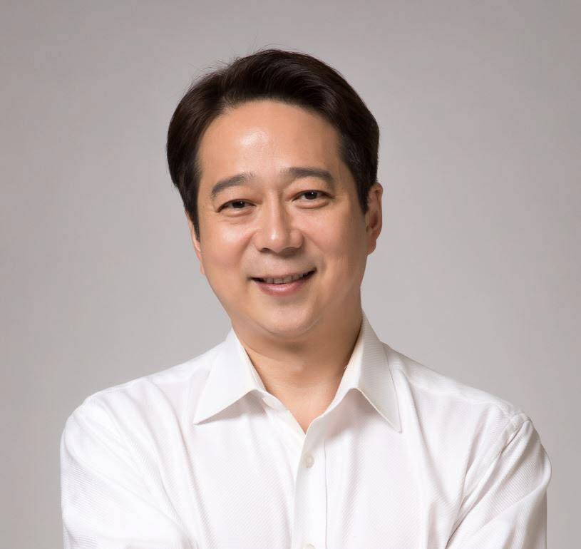 박도현 가천대 금융수학과 교수·파이랩테크놀로지 대표. △미국 미시간대 금융공학 박사 △한국투자증권·하나증권·미래에셋증권 △가천대 경영대학 교수(2014년~) △파이랩테크놀로지 창업자 겸 대표(2017년~)