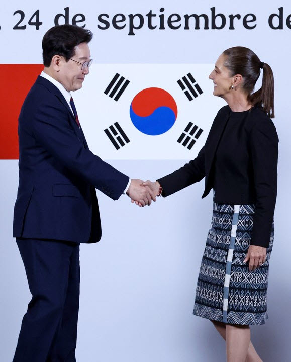 이재명 대통령과 클라우디아 셰인바움 멕시코 대통령이 24일(현지시간) 멕시코시티 대통령궁에서 공동언론발표 후 악수하고 있다. (사진=연합뉴스)