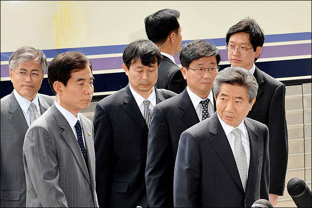 지난 2009년 4월 30일 오후 서울 서초구 대검찰청에 도착한 노무현 전 대통령의 뒤편 리무진버스에 보수단체 회원들이 던진 계란세례 자국이 남아 있다. (사진=공동취재단)
