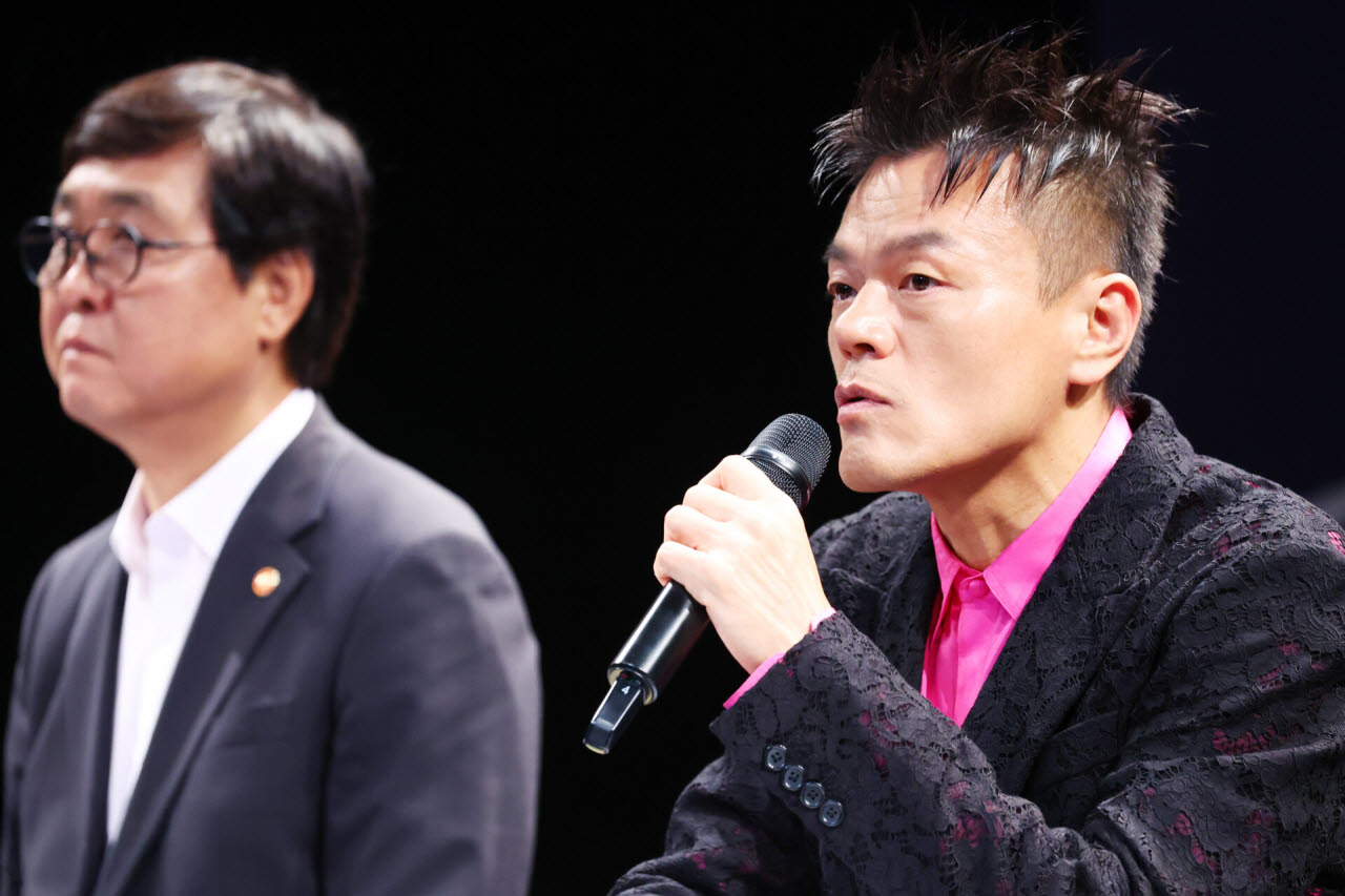 7월 27일 오후 서울 종로구 국립현대미술관 서울에서 열린 '2027년 패노메논 추진계획 발표' 대중문화교류위원회 기자간담회에서 공동위원장을 맡은 박진영 JYP엔터테인먼트 대표 프로듀서가 질문에 답하고 있다. (사진=연합뉴스)