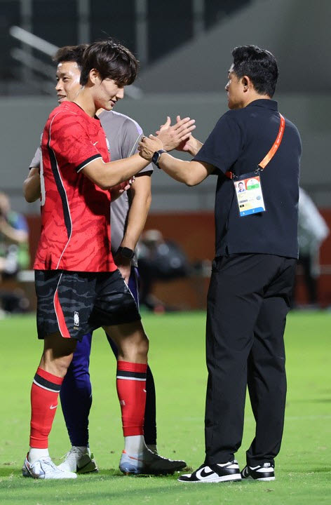 22일 일본 나고야 미즈호 공원 럭비경기장에서 열린 2026 아이치·나고야 아시안게임 남자 축구 조별리그 2차전 한국과 사우디아라비아의 경기에서 2-0으로 승리한 이민성 감독이 선제골을 넣은 신민하와 하이파이브를 하고 있다. 사진=연합뉴스