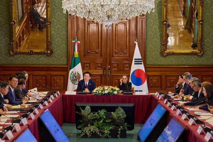 이재명 대통령과 클라우디아 셰인바움 멕시코 대통령이 24일(현지시간) 멕시코시티 대통령궁에서 한-멕시코 기업인 간담회를 공동 주재하고 있다. 이날 간담회에는 대한상의 회장인 최태원 SK그룹 회장과 LG그룹 구광모 회장 등 9명의 한국 기업인을 포함해 양국 고위인사 30여명이 참석했다. (사진=연합뉴스)