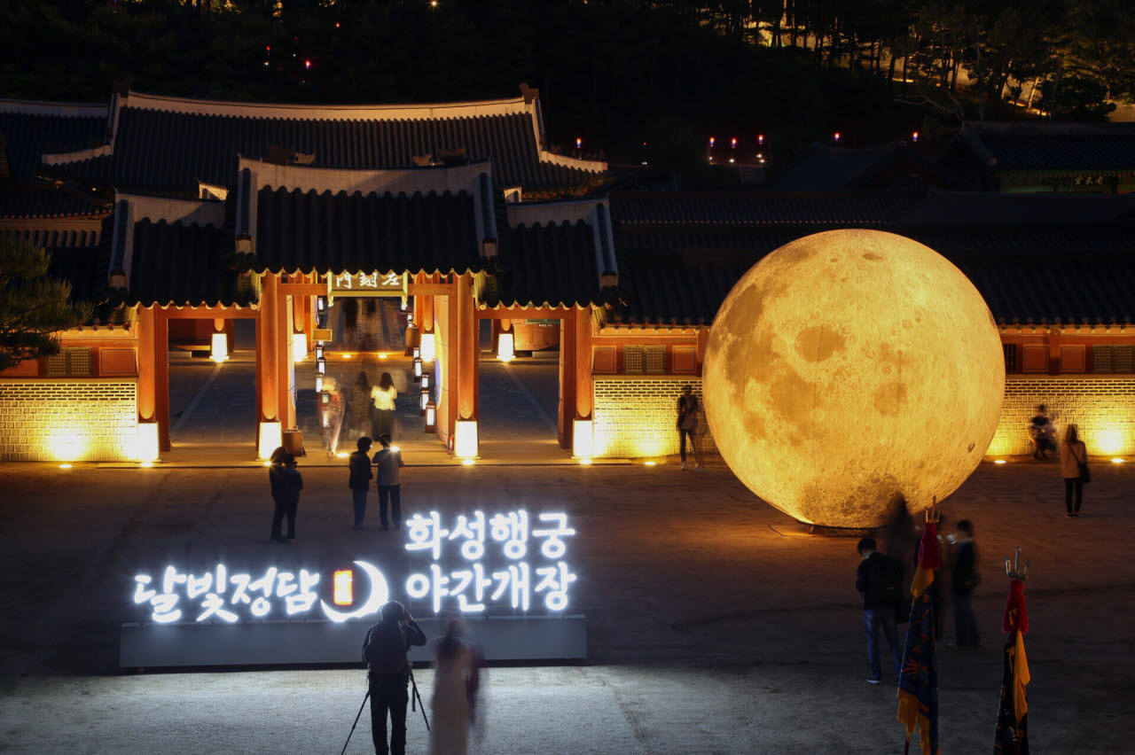달빛 아래 정겨운 이야기를 나누며 특별한 고궁 산책을 즐길 수 있는 경기 수원 화성행궁(사진=수원문화재단)(사진=수원문화재단)