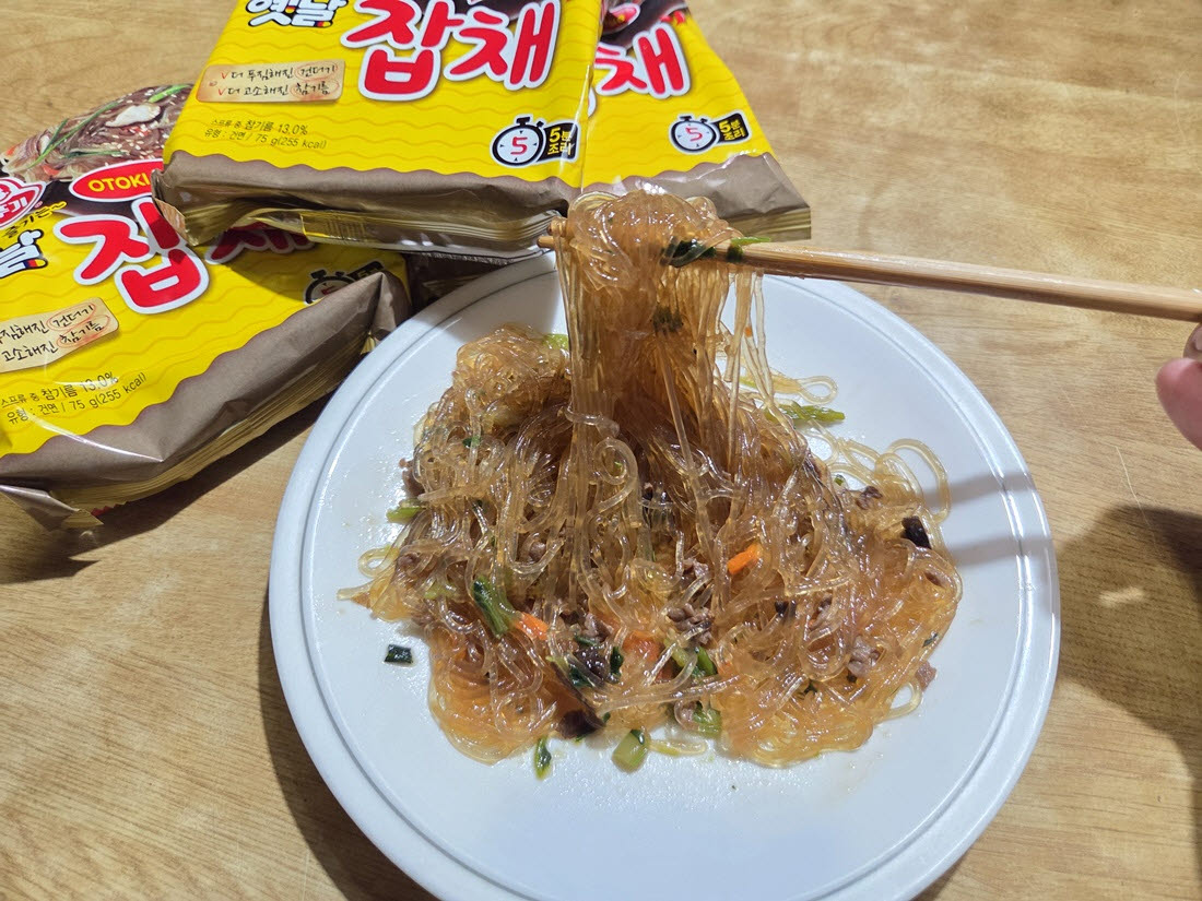 조리를 마친 오뚜기 ‘옛날잡채’. 당면 사이로 당근과 목이버섯, 청경채 등 건더기가 눈에 띈다. (사진=한전진 기자)