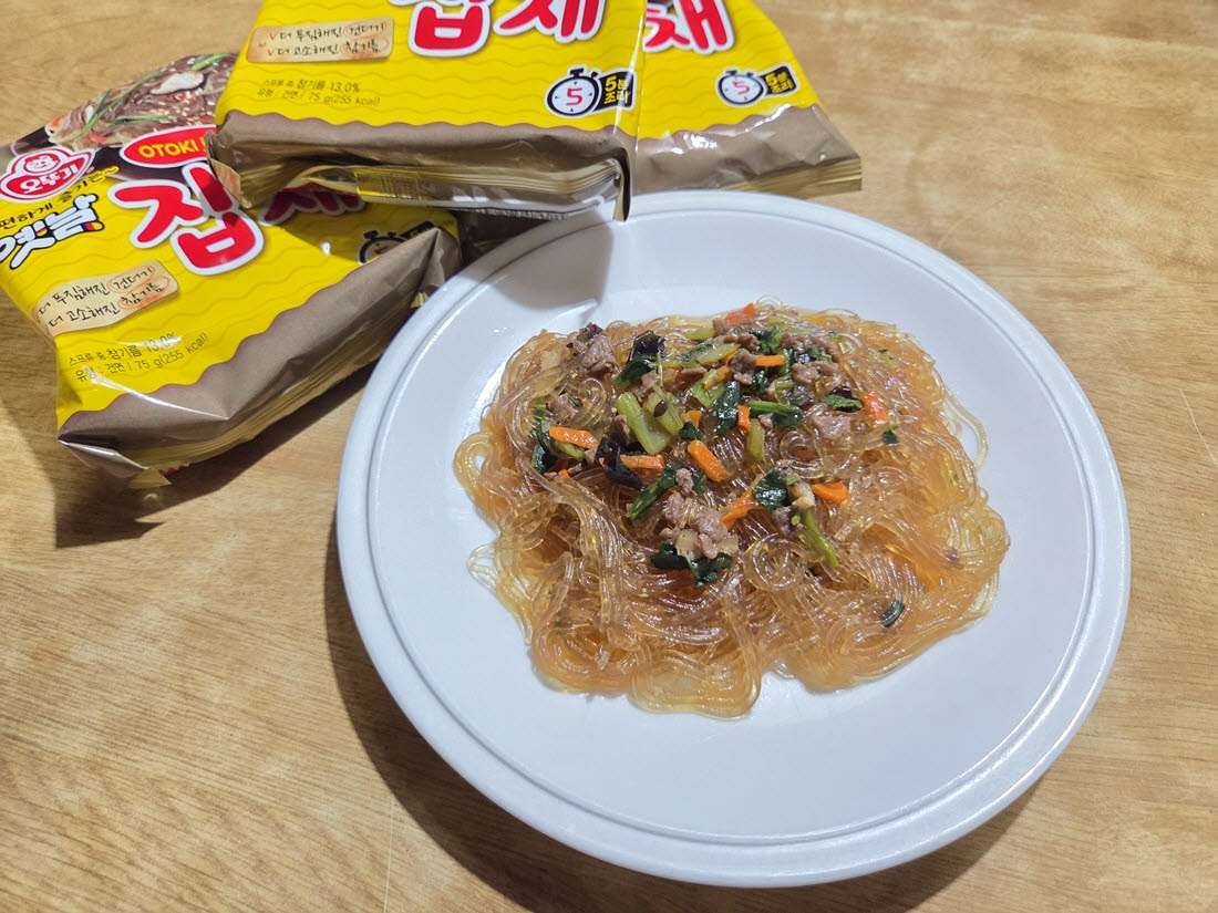 오뚜기 ‘옛날잡채’ 완성 모습. 당면과 건더기스프를 5분간 끓인 뒤 액체스프와 참기름을 넣어 비비면 완성된다. (사진=한전진 기자)