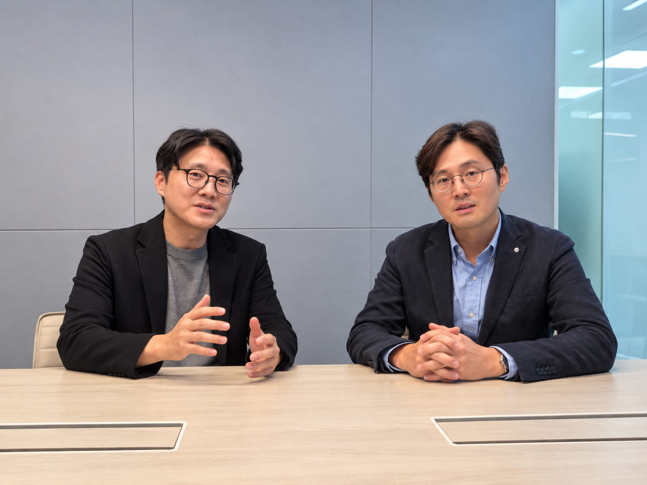 윤현근 웹3 전문 컨설팅 기업 인사이트3(INSIGHT3) 대표이사(왼쪽)와 김태림 엑시스 법률사무소 대표변호사 겸 한국웹3블록체인협회 사무총장이 서울 송파구 롯데월드타워에서 열린 이데일리와 좌담회를 하고 있다. (사진=서민지 기자)