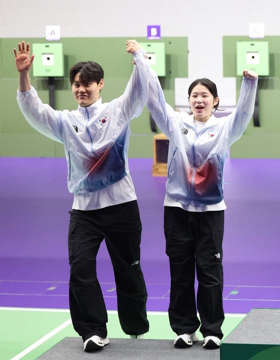 25일 일본 아이치현 종합사격장에서 열린 2026 아이치·나고야 아시안게임 사격 혼성 단체 10ｍ 공기권총에서 은메달을 딴 한국 추가은(오른쪽)과 홍수현이 시상대에 올라 손을 흔들고 있다. 추가은-홍수현 조는 48발 합계 478.0점을 기록해 인도에 이어 2위에 올랐다.사진=연합뉴스