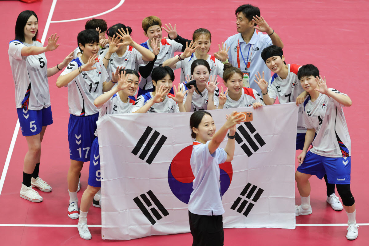 25일 일본 나고야 미즈호 공원 체육관에서 열린 2026 아이치·나고야 아시안게임 세팍타크로 여자 팀 레구 결승 대한민국과 태국의 경기. 은메달을 획득한 대한민국 선수들이 태극기를 들고 기념사진을 찍고 있다. 사진=연합뉴스
